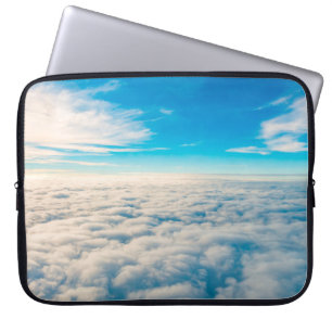 Sonnenaufgang über Wolken aus dem Flugzeugfenster Laptopschutzhülle