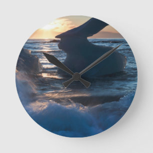 Sonnenaufgang und Eisberg Runde Wanduhr