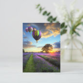 Sonnenaufgang und Heißluftballons über Lavendelfel Postkarte (Stehend Vorderseite)