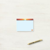 Sonnenaufgang und Meerestern auf hellblau Post-it Klebezettel (Auf Schreibtisch)