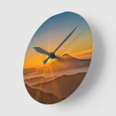Sonnenaufgang zwischen den Hügeln Runde Wanduhr (Winkel)