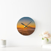 Sonnenaufgang zwischen den Hügeln Runde Wanduhr (Zuhause)