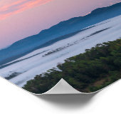 Sonnenaufgangsnebel im Tal Triglav, Slowenien Poster (Ecke)