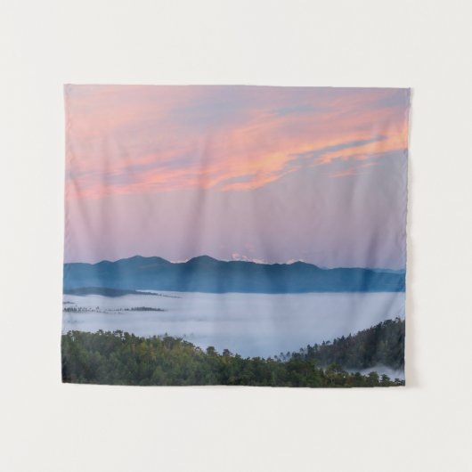 Sonnenaufgangsnebel im Tal Triglav, Slowenien Wandteppich (Vorderseite (Horizontal))