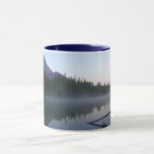 Sonnenaufgangsreflexion am String Lake II Tasse (Zentrum)