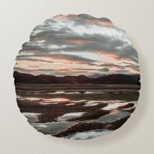 Sonnenaufgangsreflexionen am Lago Grey Rundes Kissen