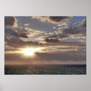 Sonnenaufgangsstrahlen über dem Ozean II Poster