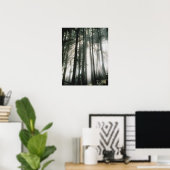 Sonnenbänke, die durch Bäume strömen, Berg Rainier Poster (Heimbüro)