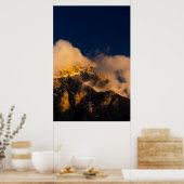 Sonnenbeleuchtete Berge bedeckt mit Wolken Poster (Küche)