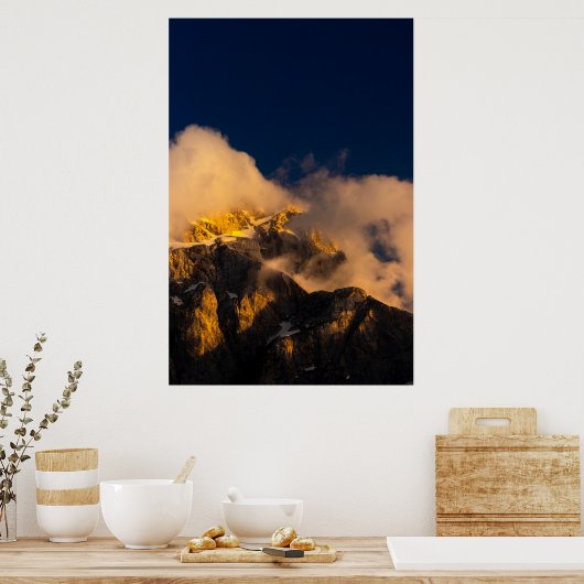 Sonnenbeleuchtete Berge bedeckt mit Wolken Poster (Küche)