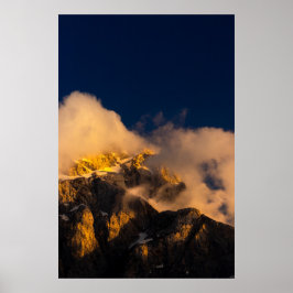 Sonnenbeleuchtete Berge bedeckt mit Wolken Poster