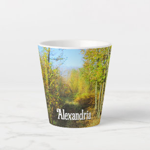 Sonnenbeleuchtete Wälder im Herbst - Kleine Person Milchtasse