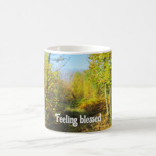 Sonnenbeleuchtete Wälder im Herbst - Personalisier Kaffeetasse