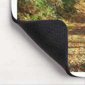 Sonnenbeleuchteter Herbstwaldpfad Mousepad (Ecke)