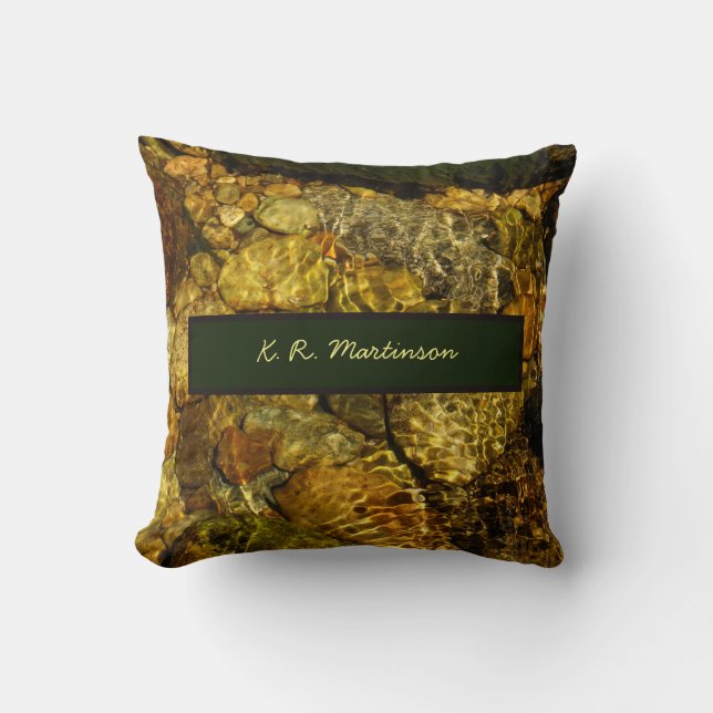 Sonnenbeleuchtetes Wasser schleicht über Felsen Pe Kissen (Vorderseite)