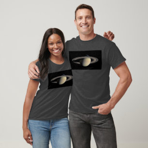 Sonnenbeschienener Saturn Gasriesenplanet von Cass T-Shirt