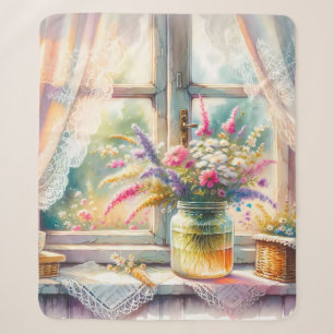 Sonnenbeschienenes Cottage-Fenster mit Wildblumen Sherpadecke