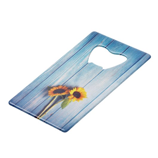Sonnenblume an der blauen Holzwand Geldbeutel Flaschenöffner (Vorderseite Schrägansicht)