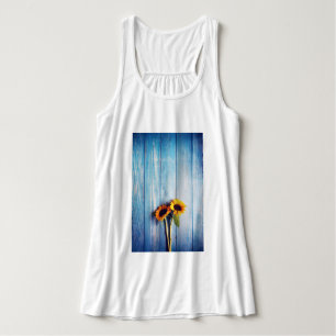 Sonnenblume an der blauen Holzwand Tank Top