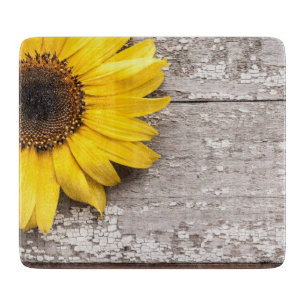 Sonnenblume auf einem Holztisch Schneidebrett