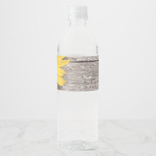 Sonnenblume auf einer hölzernen Tabelle Wasserflaschenetikett