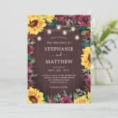 Sonnenblume Burgundy Floral Mason Jar Wedding Einladung (Stehend Vorderseite)