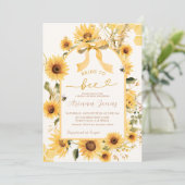 Sonnenblume Coquette Bow Bride to Bee Brautparty Einladung (Stehend Vorderseite)
