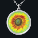 Sonnenblume, geblümt Gelb und Grün Blume Versilberte Kette<br><div class="desc">Dieses niedliche Blumendesign im Sommer hat eine kühne Sonnenblumenblüte in voller Blüte. Es ist in hellgelben, lebhaften Orange- und Brauntönen und Grün gehalten, auf einem leicht bedrückten/grunen sommerlichen Hintergrund. Die große Blume hat ein gemaltes Aussehen. Wenn Sie Gärten und blühende Motive Liebe geben, werden Sie die lebendige, sonnige Blume dieses...</div>