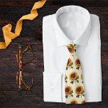 Sonnenblume Hochzeit rustikal mit Creme Hintergrun Krawatte<br><div class="desc">Diese Krawatte finden Sie in unserer Sonnenblume Wedding Forest Green und Gold Kollektion. Wir haben ein paar Krawatten Optionen, um diese Sammlung perfekt zu erfüllen. Ideal für Bräutigam, Trauzeugen oder Trauzeuge, ideal für Paare, die eine rustikale, ländliche Touch suchen. Die blühenden Sonnenblumen symbolisieren Freude, Glück und blühende Liebe und geben...</div>