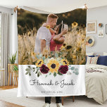 Sonnenblume Hochzeitskuppel Foto Fleecedecke<br><div class="desc">Die rustikale Sonnenblume und die bordeauxfarbene Rose,  die Hochzeitskuppel Foto Decke macht ein perfektes Geschenk. Die Decke ist mit farbenfrohen,  gelben Sonnenblumen mit bordeauxfarbenen Rose und Babyatmen und Salbei-Grün ausgestattet. Dies ist ein perfektes Farbschema für einen Spätsommer oder eine Hochzeit im Herbst. Personalisieren Sie mit Namen und Hochzeitsdatum.</div>