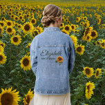 Sonnenblume Hochzeitswald Grüne Bridesmaid Jeansjacke<br><div class="desc">Eine Einführung in unsere exquisite Sonnenblumenmotive Brautjacke. Ideal für Brautparty, Junggeselinnen-Abschied oder Brautjungfrau. Die blühenden Sonnenblumen symbolisieren Freude, Glück und blühende Liebe und geben den perfekten Ton für Ihren besonderen Tag. Dieses Produkt ist Teil unserer Sonnenblumen Hochzeitsfeier Grün und Gold rustikale Hochzeit. Gehen Sie zu dieser Sammlung, um alles auszuwählen,...</div>