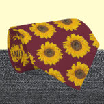 Sonnenblume in Bordeaux Nr. 2 Krawatte<br><div class="desc">Fröhliche Sonnenblumen im bordeauxfarbenen/maronen Hintergrund. Großes Geschenk für Gartenmütter. Von Alma Wad .Front und Back Design .</div>