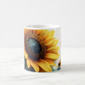 Sonnenblume mit Schmetterlingen mit anpassbarem Te Kaffeetasse (Mittel)