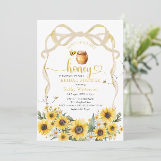 Sonnenblume Niedlich Bow Bee Bride to Bee Bridal Einladung (Stehend Vorderseite)