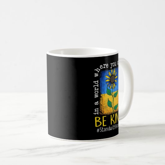 Sonnenblume ukrainische Fahne steht freundlich zur Kaffeetasse (VorderseiteRechts)