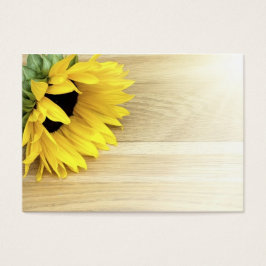 Sonnenblumen auf einem Holztisch