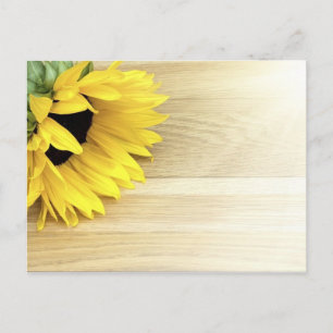 Sonnenblumen auf einem Holztisch Postkarte