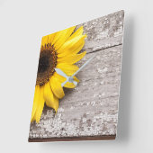 Sonnenblumen auf einem Holztisch Quadratische Wanduhr (Winkel)