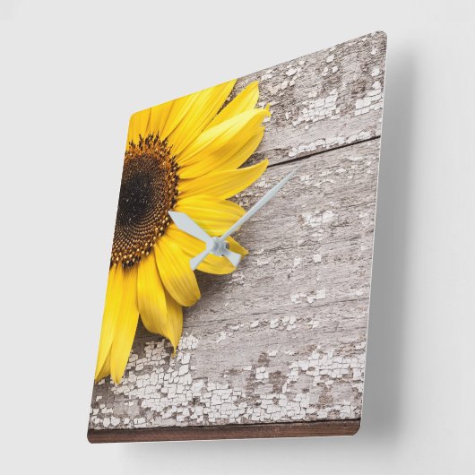 Sonnenblumen auf einem Holztisch Quadratische Wanduhr (Winkel)