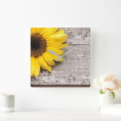 Sonnenblumen auf einem Holztisch Quadratische Wanduhr (Zuhause)