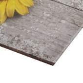 Sonnenblumen auf einem Holztisch Schneidebrett (Ecke)