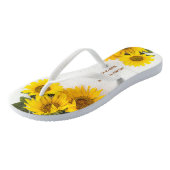 Sonnenblumen auf rustikaler hölzerner Hochzeit Badesandalen (Schrägansicht)