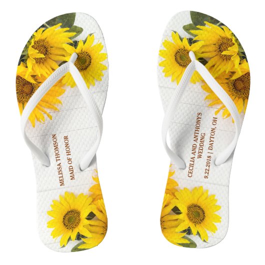 Sonnenblumen auf rustikaler hölzerner Hochzeit Badesandalen (Fußbett)