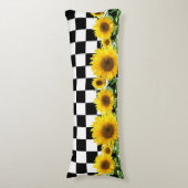 Sonnenblumen auf Schwarz-weißem Schachbrettmuster Seitenschläferkissen (Vorderseite Vertikal)