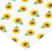 Sonnenblumen auf weißem Tischdecken (Schrägansicht)