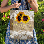 Sonnenblumen begraben Hochzeitsmutter Tasche<br><div class="desc">Rustikale Hochzeit im Herbst im Sommer oder Herbst stilvolle Mutter der Braut / Mutter des Bräutigams / Brautjungfrau / Trauzeugin / Ehrenmatrone / Blume Mädchen Tote Tasche auf beige Imitate Burlap mit schönen gelben Sonnenblumensträuße und weißen Spitzen Ränder auf beiden Gesichtern. Einfach mit dem Namen der Brautjungfrau auf der Vorderseite...</div>