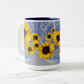Sonnenblumen blasen über einen blauen Himmel mit W Zweifarbige Tasse (Vorderseite Links)