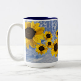 Sonnenblumen blasen über einen blauen Himmel mit W Zweifarbige Tasse