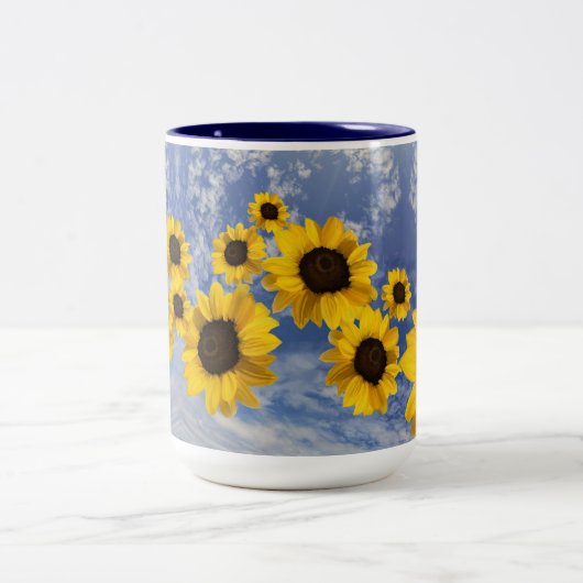 Sonnenblumen blasen über einen blauen Himmel mit W Zweifarbige Tasse (Mittel)