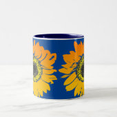Sonnenblumen Blauer Hintergrund Zweifarbige Tasse (Mittel)
